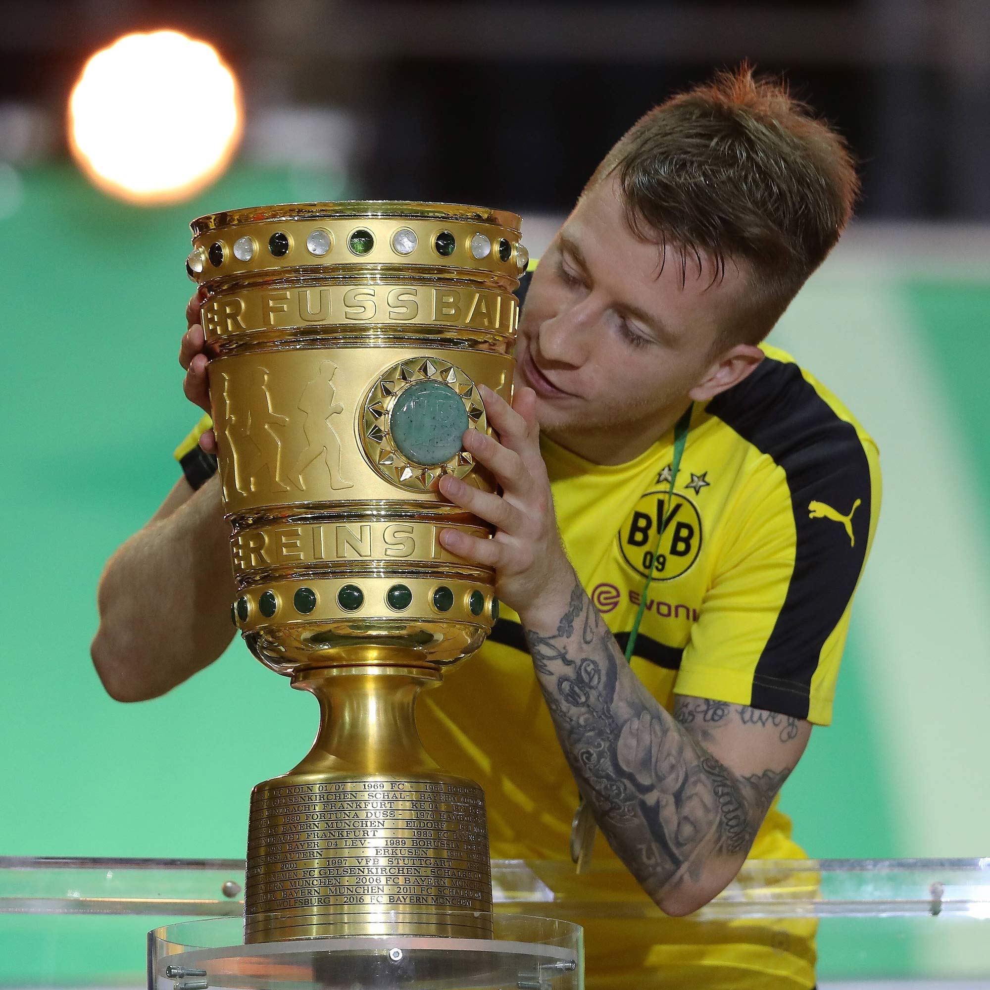 Reus feiert seinen ersten Titel mit dem BVB.